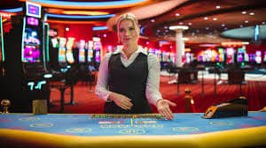 bd 6600 ব্ল্যাকজ্যাক টেবিলে কার্ড বিতরণের দৃশ্য